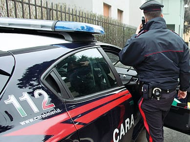 Entra nell’auto per rubare il portafoglio mentre il conducente sta facendo manovra 