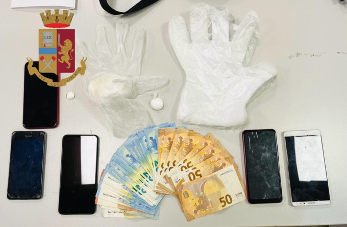 Tutto in famiglia: business della coca gestito da marito e moglie con turni di lavoro, armi e pure alberghi “scudo” per i pusher