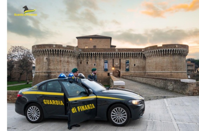 Fatture false per “giustificare” operazioni mai effettuate e ripulire il denaro sporco
