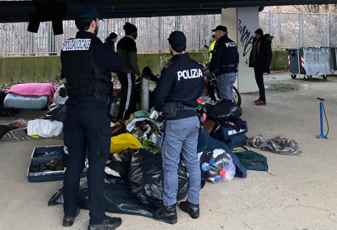 Cavalcavia Dalmazia usato come dormitorio di clandestini, tra coperte e materassi