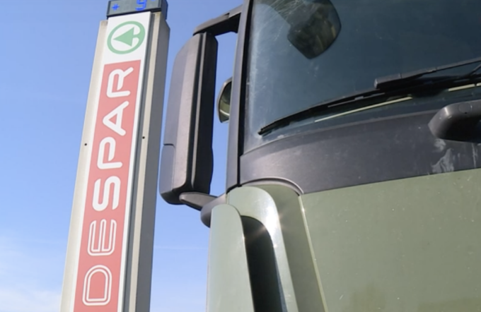 L’accordo per l’assunzione c’è ma i lavoratori “bloccano” la ditta coi camion