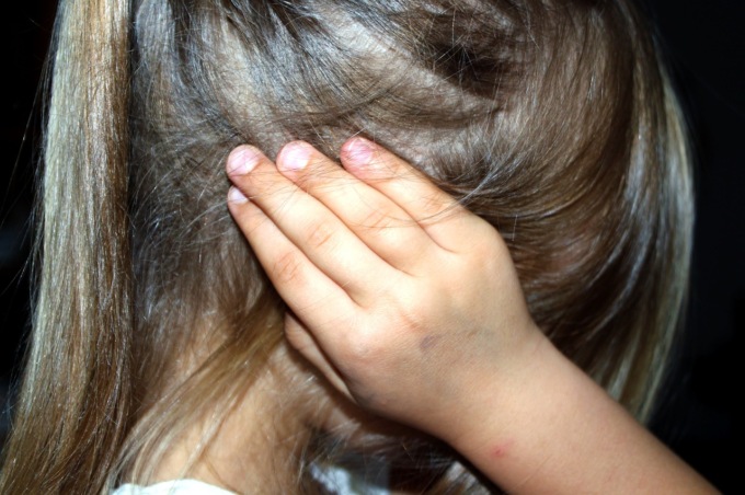 Sposa la moglie quando è ancora minorenne poi la maltratta davanti alla figlia