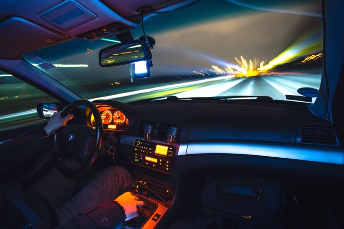Fugge a bordo dell’auto in contromano dopo aver tentato di razziare una casa e una macchina