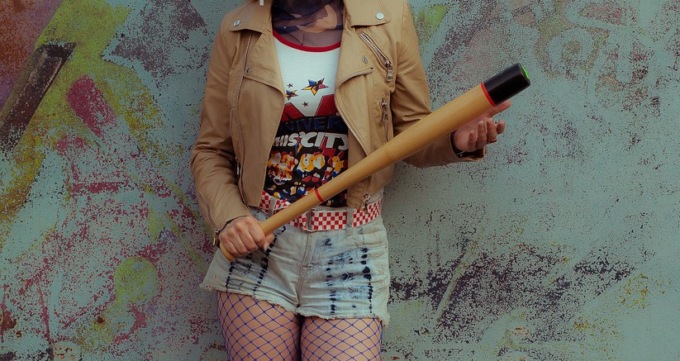 “Harley Quinn” di via Einaudi a Padova: 48enne a spasso per la città con una mazza da baseball