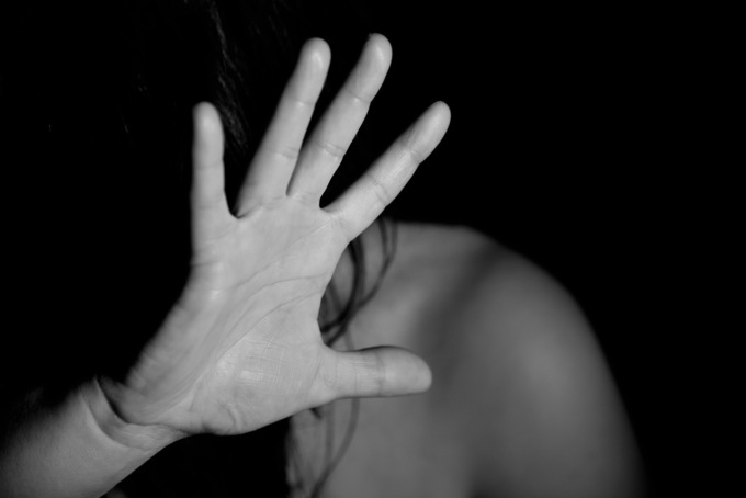 “Farai la fine di Giulia”: spinge giù per le scale l’ex moglie minacciandola di morte