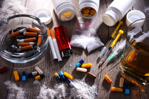 Pusher nasconde cocaina, eroina e hashish nelle tasche e si dà alla fuga
