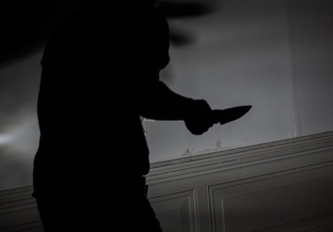 Baby-bulla litiga col fidanzato (maggiorenne) e lo ferisce con un coltello da cucina davanti agli amici