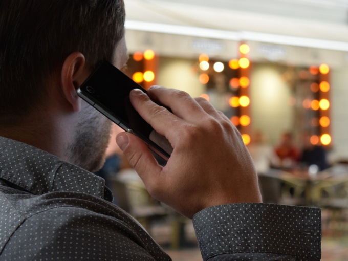 Finge di stare al telefono per sfuggire ai controlli e nascondere la droga