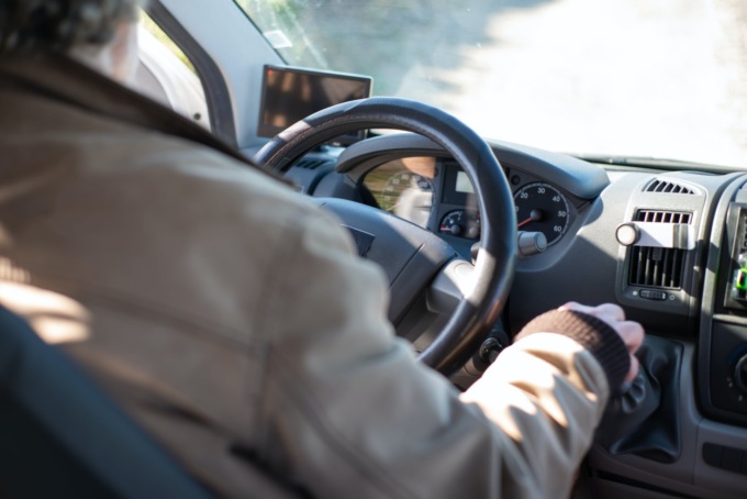 Guida un’auto sequestrata priva di assicurazione e si rifiuta di fare l’alcoltest