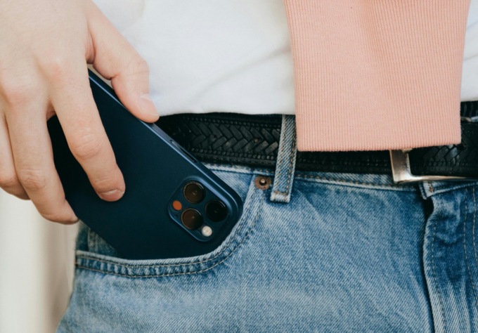 Rigonfiamento sospetto nelle tasche di un ghanese: è un iPhone appena rubato a un ragazzino