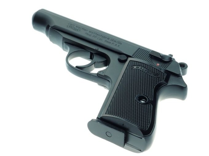 “Nulla da dichiarare”, ma mente: aveva una pistola in auto e droga nel calzino
