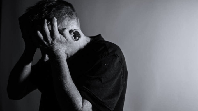 Preso a pugni dalla moglie davanti ai i figli per un presunto tradimento: salvato da un amico