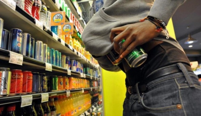 Entra ubriaco al Pam di via Portello e se ne va con una birra in mano senza pagare