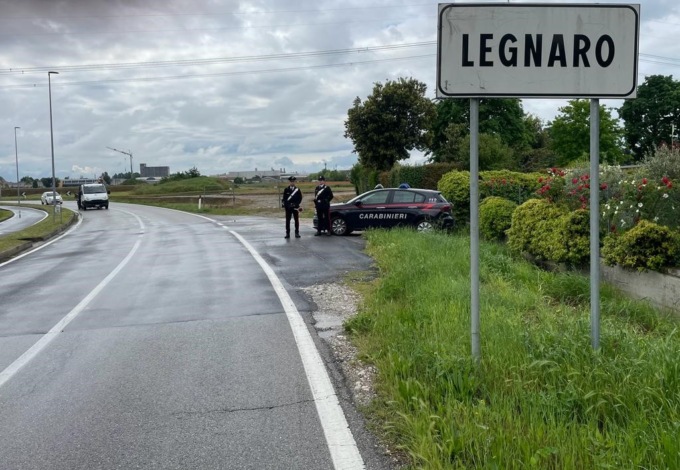 Non poteva uscire dal suo Comune, ma va a far denuncia in quello vicino e lo arrestano