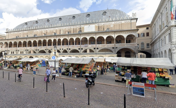 Caporalato tra le bancarelle di piazza delle Erbe: beccati ambulanti che lavoravano senza contratti
