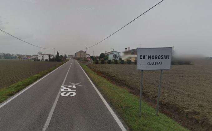 Motociclista si schianta in curva, il mezzo prende fuoco e lui è gravissimo