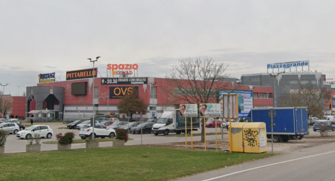 Finge di provare un giubbotto al centro commerciale, ma lo infila nello zaino: quando esce scatta l’allarme
