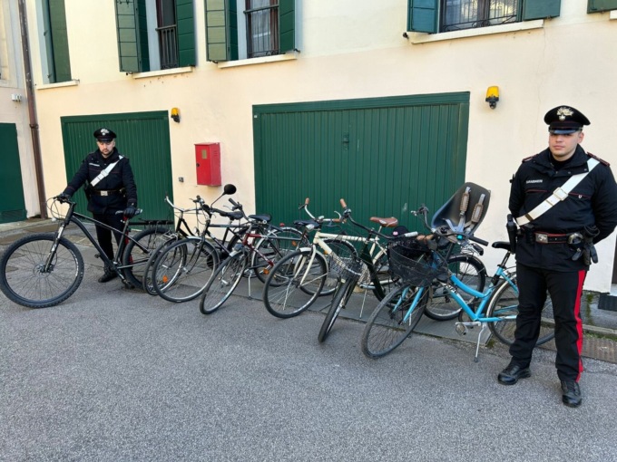 Ladro seriale rubava le bici in centro, poi le rivendeva su Internet