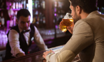 Non può frequentare il bar di via Portello, ma lo beccano ubriaco a molestare la clientela