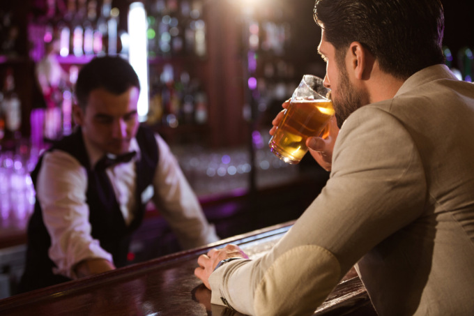 Non può frequentare il bar di via Portello, ma lo beccano ubriaco a molestare la clientela