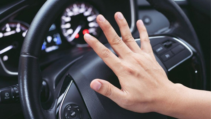 Coppia di anziani (lei disabile) aggrediti in strada per aver suonato il clacson