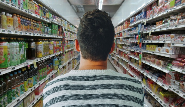 Ruba merce all’Eurospar di via Monti e minaccia con un taglierino i dipendenti