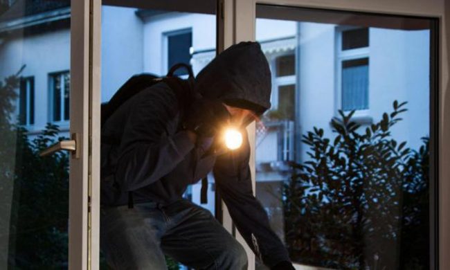 Anziano si sveglia di soprassalto e si trova due ladri in casa: ferito con un cavo elettrico e rapinato di 14mila euro