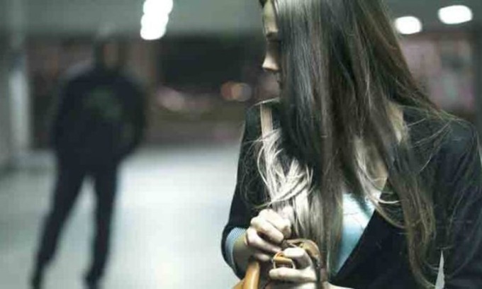 Pedina l’ex e il nuovo compagno, beccato con un taglierino nascosto nello zaino