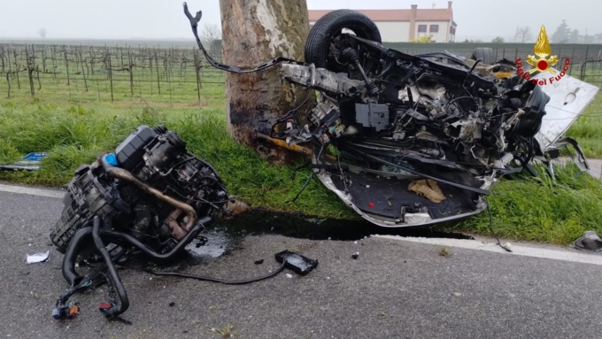 Scontro tra due auto a Bagnoli di Sopra: una è finita in un canale, l’altra rovesciata contro un albero