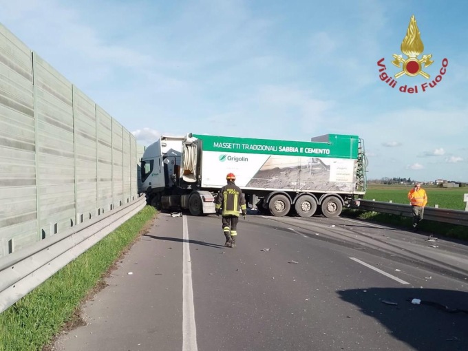 Schianto frontale tra un camion e un’auto lungo la Regionale 10, morti coniugi di 80 e 77 anni