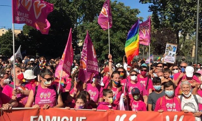 Il Tribunale di Padova dice sì al doppio cognome per i figli delle mamme arcobaleno