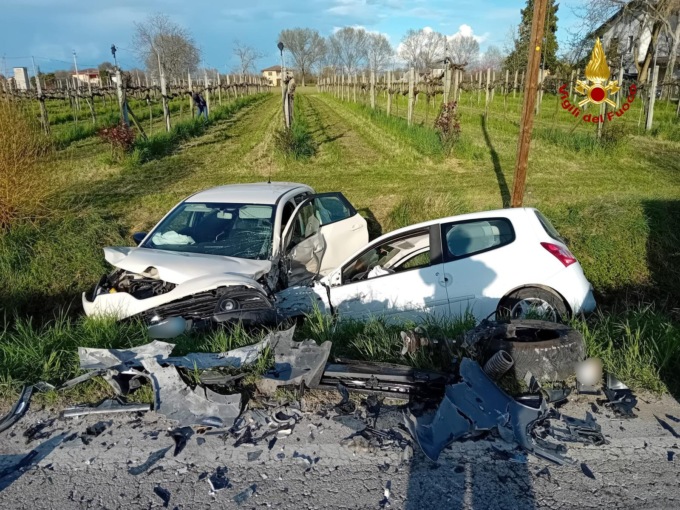 Scontro tra tre auto a Mestrino: due finiscono in un fossato, sei feriti tra cui due bambine