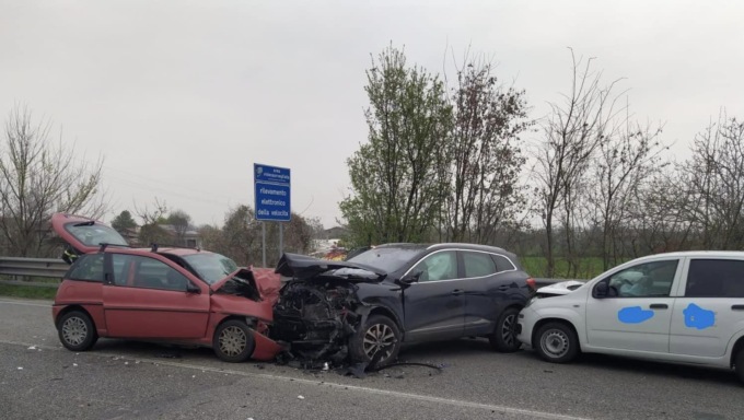 Tre auto si scontrano sulla strada regionale 308: morto un 57enne