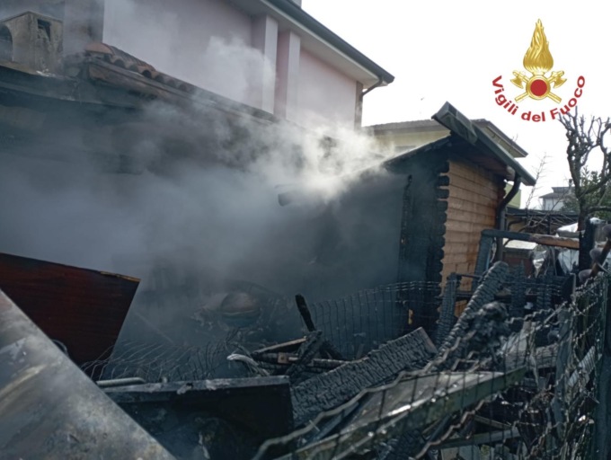 Tettoia esterna mangiata dalle fiamme ad Anguillara Veneta