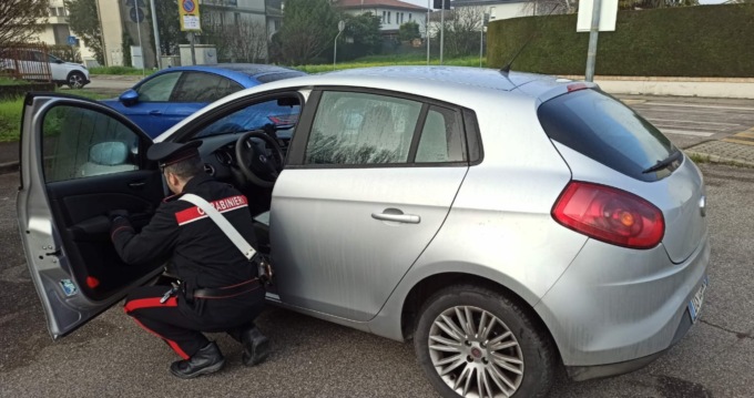 Troppo nervoso durante un controllo, i Carabinieri gli perquisiscono l’auto e trovano venti dosi di cocaina e hashish