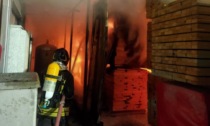 Incendio di notte in un'azienda di imballaggi in legno, sei lunghe ore tra le fiamme