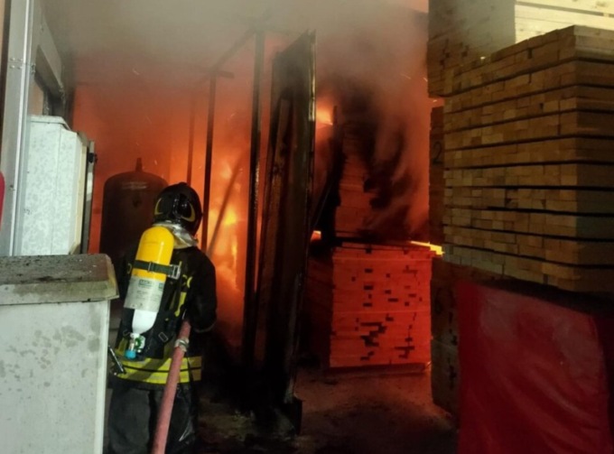 Incendio di notte in un’azienda di imballaggi in legno, sei lunghe ore tra le fiamme