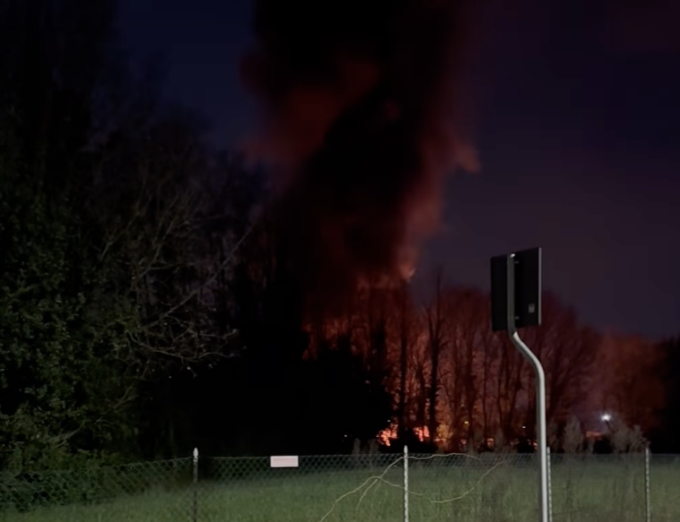 Incendio vicino il centro Amazon di Vigonza, cinque furgoni divorati dalle fiamme