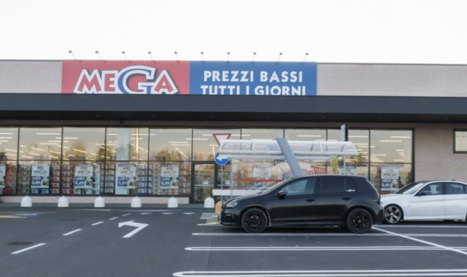 Tentano di rubare liquori nel supermercato Mega, ma non sfuggono all’occhio della sorveglianza