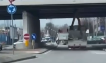 Camion con ruspa si incastra sotto un cavalcavia a Padova