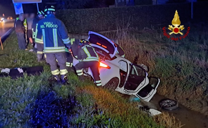 Scontro tra due auto a Campodoro, una è finita in un fossato