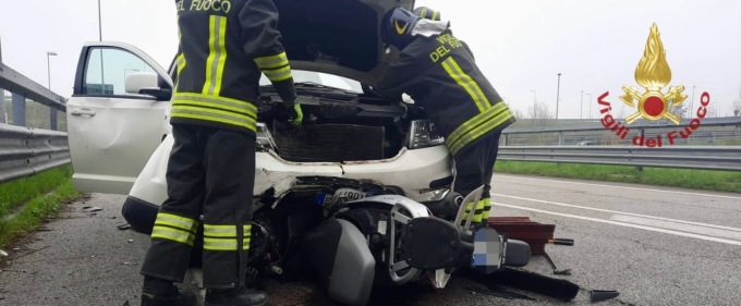Schianto tra auto e moto in tangenziale, morto un 20enne