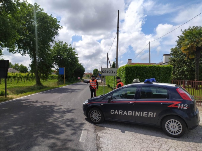 Colpisce con una gomitata al volto un carabiniere per sfuggire a un controllo