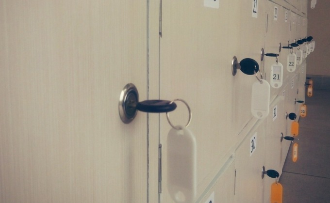 “Mi sono perso”, ma è una bugia: era nel locale spogliatoi dell’ospedale per rubare negli armadietti