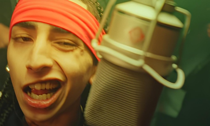 Pubblica un videoclip in cui maneggia armi, perquisita la casa del trapper Baby Touchè: trovato un machete