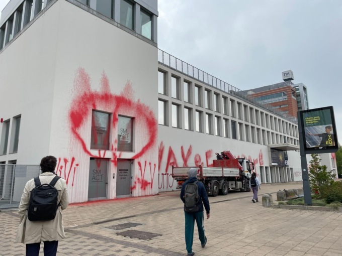 Imbrattata con scritte no-vax la sede di Smact Competence Center