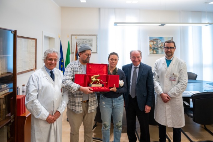 Ricostruita a Padova la mano all’artista neozelandese che ha vinto il Leone d’oro alla Biennale