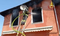 Canna fumaria va a fuoco e le fiamme invadono la casa: grande paura, ma non ci sono stati feriti