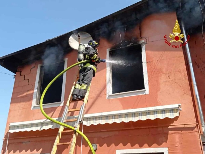 Canna fumaria va a fuoco e le fiamme invadono la casa: grande paura, ma non ci sono stati feriti