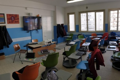 Vi ricordate i banchi a rotelle dell’era Covid? A Bagnoli di Sopra vengono svenduti a un euro